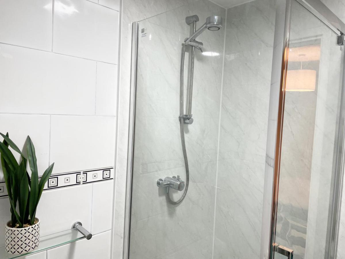 Comfortable And Spacious Superb Holiday Home In Llanelli, Dog Friendly エクステリア 写真