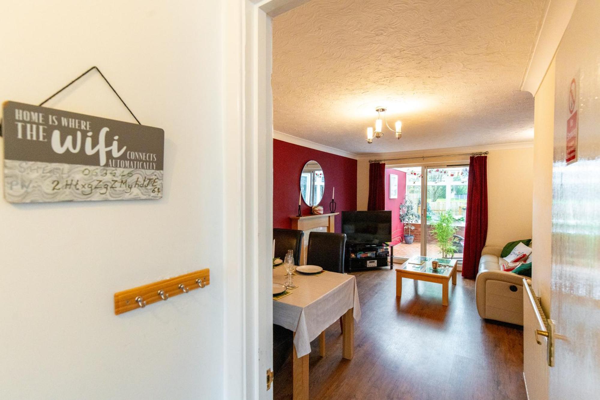 Comfortable And Spacious Superb Holiday Home In Llanelli, Dog Friendly エクステリア 写真