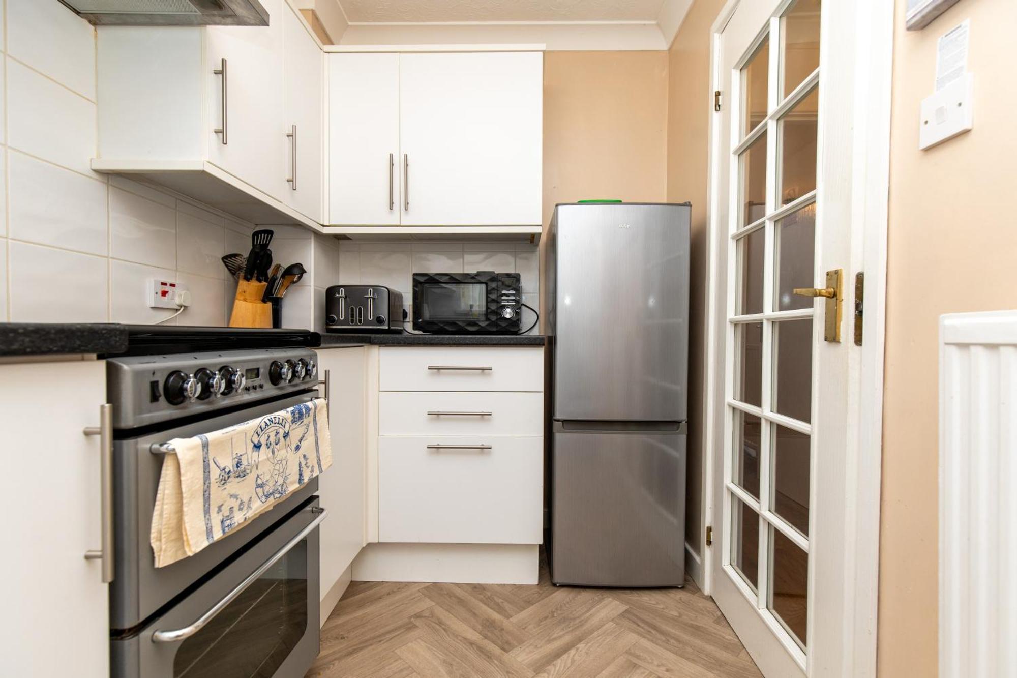 Comfortable And Spacious Superb Holiday Home In Llanelli, Dog Friendly エクステリア 写真